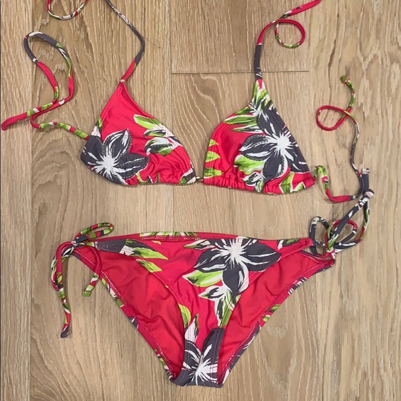 Bikini - Picture 1 of 5